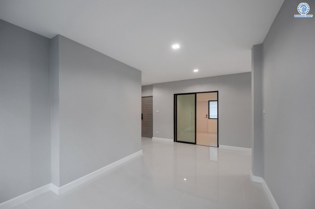 บ้านมือสองตกแต่งใหม่ โครงการ พฤกษ์ภิรมย์รีเจนท์ ปิ่นเกล้า บนสังคมคุณภาพจากแบรนด์ Q.House หลังใหญ่กว่า 113.4 ตร.ว. ดีไซน์ทันสมัยฟังก์ชัน 5 ห้องนอน (ห้องนอนชั้นล่าง 1 ห้อง) 5 ห้องน้ำ 1 ห้องแม่บ้าน จอดรถได้ 3 คัน บนที่สุดแห่งทำเลศักยภาพ หน้าโครงการติดถ.กาญจนาภิเษก เชื่อมต่อทุกการเดินทาง ใกล้จุดขึ้นทางด่วน "ศรีรัช" และรถไฟฟ้าสายสีม่วง "สถานีตลาดบางใหญ่"